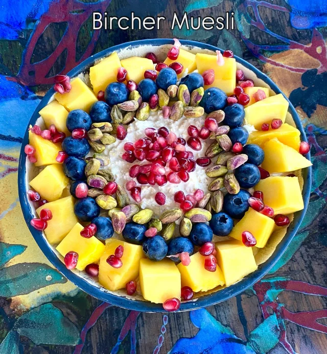 . . . So much more than just ‘overnight soaked oats’! 
Grated apple - essential! Oats soaked in apple juice with ginger -,gives it a slight kick, wake up those taste buds! Stir in a full-fat Greek yoghurt. And go big on toppings, mango with blueberries, pistachios for crunch and protein, and pomegranate seeds, a powerhouse of nutrients. 
Gonna be a great day 🙌💃
-
#breakfast #sunshine #spring #yum #nutrition #eatwell #healthyoptions #nutritionaltherapy #mango #birchermuesli